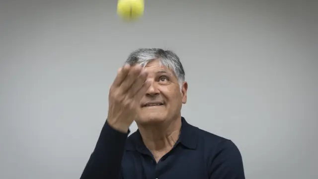 La pelota de tenis, siempre gravitando sobre Toni Nadal.