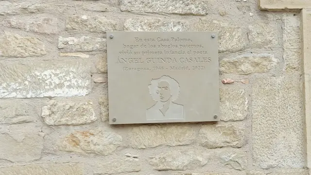 La placa realizada en piedra de Uncastillo, por Ricardo Calero, que se ha instalado en Casa Palomo.