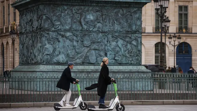 Patinetes eléctricos en París.
