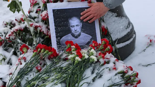 Un retrato de Vladlen Tatarski, rodeado de flores en el lugar donde fue asesinado.
