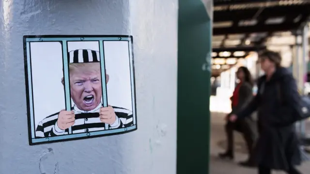 Una pegatina de Donald Trump encarcelado en Nueva York.