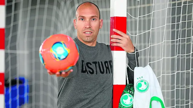 Daniel, con un balón de fútbol sala y las camisetas de la selección de Arabia Saudita en Utebo.
