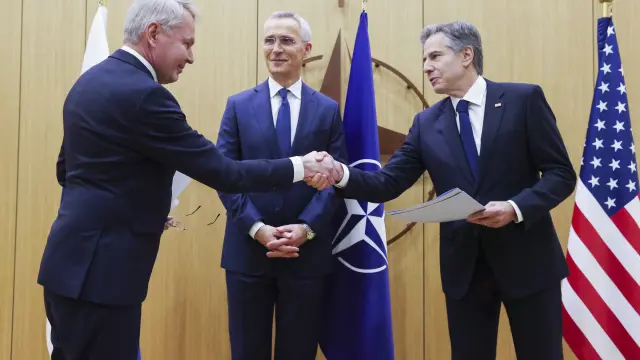 El ministro finlandés de Exteriores, Pekka Haavisto, saluda al secretario de Estado de EE. UU., Antony Blinken en presencia del secretario general de la OTAN, Jens Stoltenberg.