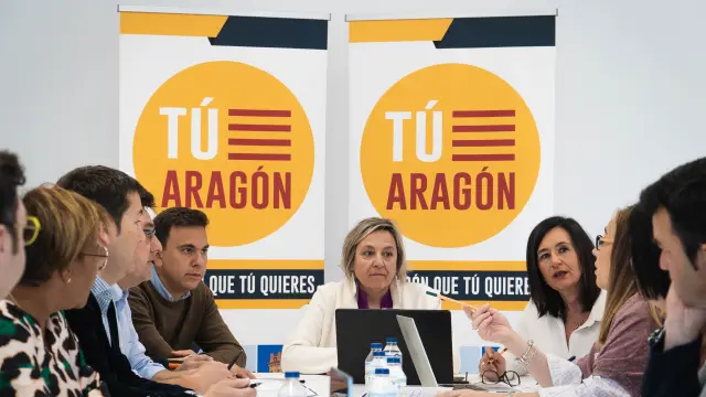 La presidenta de Tú Aragón, Natalia Lascorz, en el centro, en la primera reunión oficial del partido celebrada este martes en Cuarte de Huerva.