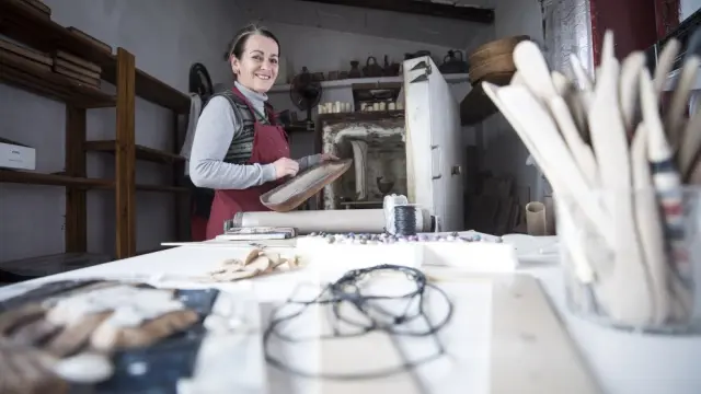 Felicidad Asensio, en su taller de cerámica de Fuentes Calientes (Teruel)