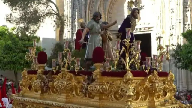S.Santa.- El olivo de 'El Prendi' se parte tras una chicotá a la salida de su templo en Jerez