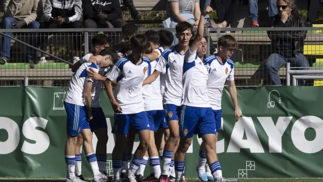 El Real Zaragoza cadete celebra el gol de Cuartero en su partido del torneo Cesaraugusta, ayer ante la Real Sociedad.