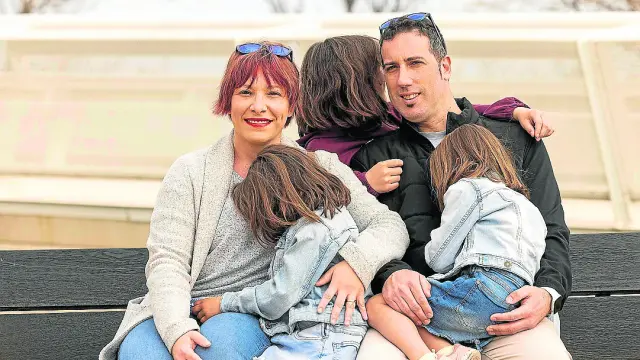 María Pilar Giménez y José Antonio Iglesias, con sus tres hijas