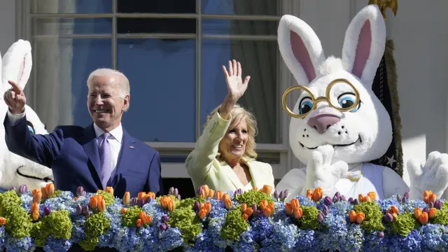 Joe y Jill Biden saludando desde el balcón.