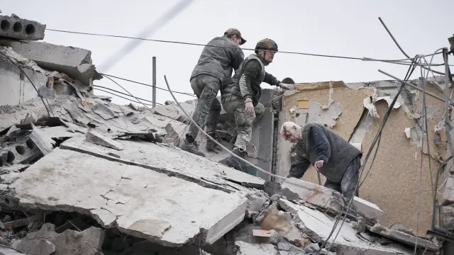 Equipos de rescate ucranianos ayudan a un hombre herido tras el ataque con un misil en la ciudad de Sloviansk. UKRAINE RUSSIA CONFLICT