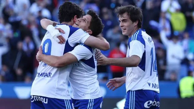 Azón, Simeone y Francho celebran un gol del Real Zaragoza al Racing de Santander este sábado.