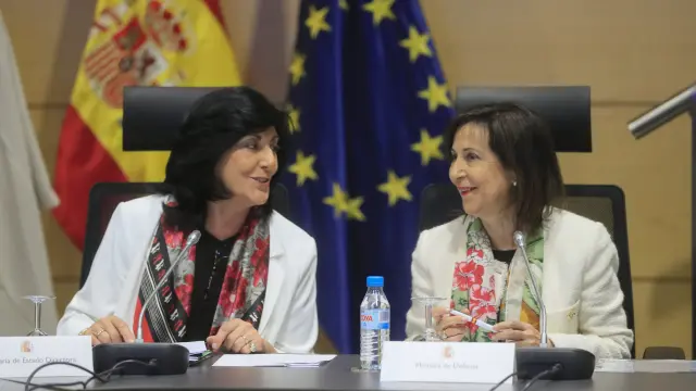 La ministra de Defensa, Margarita Robles, junto a la directora del CNI, Esperanza Casteleiro.