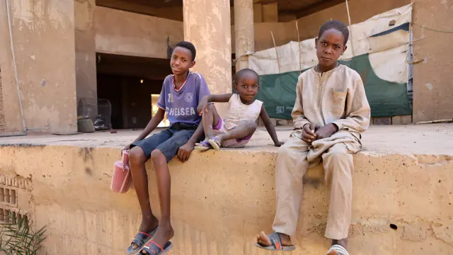 Niños en Sudán buscando agua.
