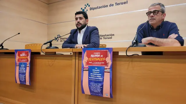 El diputado de Cultura, Diego Piñeiro, a la izquierda, con el director del Diario de Teruel, Chema López.