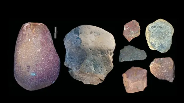Diversas herramientas de piedra –dos núcleos y cinco lascas– encontradas en Nyayanga, Kenia.