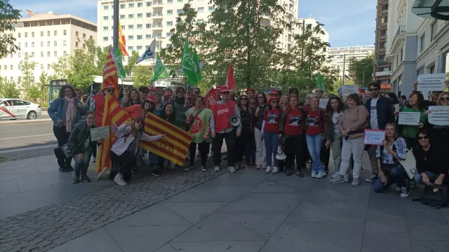 Un grupo de funcionarios de Aragón, ayer, en los momentos previos a la manifestación.