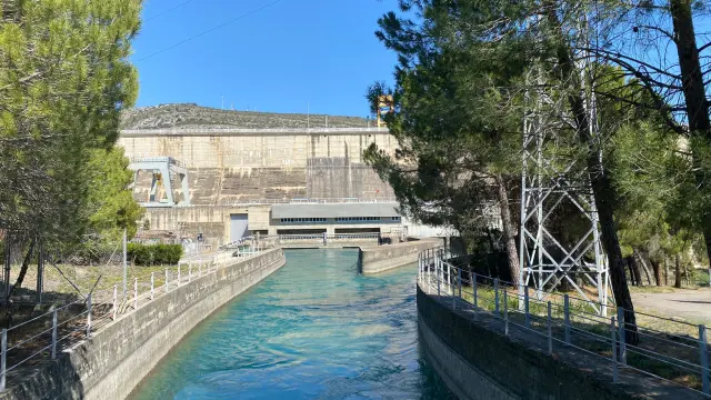 Instalaciones hidroeléctricas del embalse de El Grado en una imagen tomada este miércol