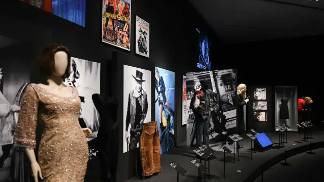 Indumentaria de populares películas en la exposición de Gaultier en el Caixaforum de Zaragoza.