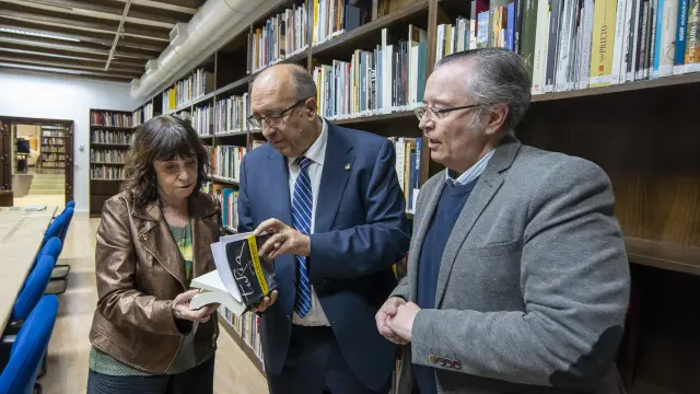 Maícas -a la derecha-, junto al presidente de la DPT, Manuel Rando, y la periodista Rosa Montero, en la presentación del último Turia.