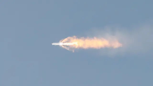 Momento en el que el Starship de Elon Musk estalla en pleno vuelo, pocos segundos después de su despegue.