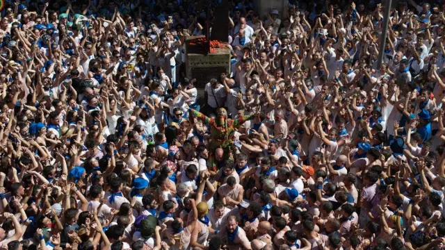 Fiestas de San Atilano en Tarazona. La Cipotegato en 2022 saluda a la multitud tras completar el recorrido.