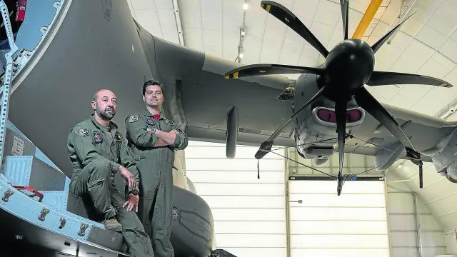 El comandante Javier Ferrer (de pie) y el brigada Fernando Cuellas, ante el avión A400M en la Base de Zaragoza.