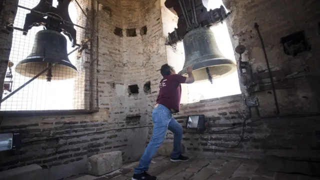 José Agustín Navarro bandea las campanas en lo alto de la iglesia de la Purísima Concepción de Alloza.