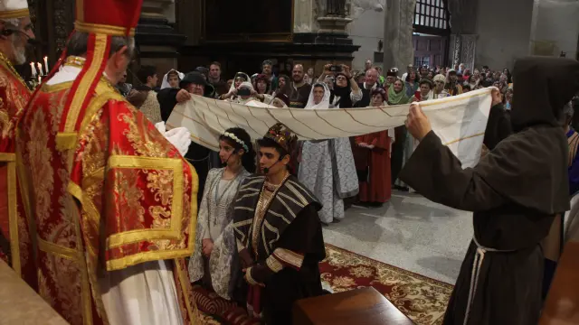 Los jóvenes Diego Camacho y Elisa Pradilla, ayer en Alagón, en la recreación histórica de la boda entre Pedro IV el Ceremonioso y la infanta María de Navarra.