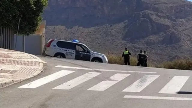 Guardia Civil vigila la entrada de la urbanización de Aguadulce, en Roquetas de Mar (Almería), donde se ha atrincherado un hombre.