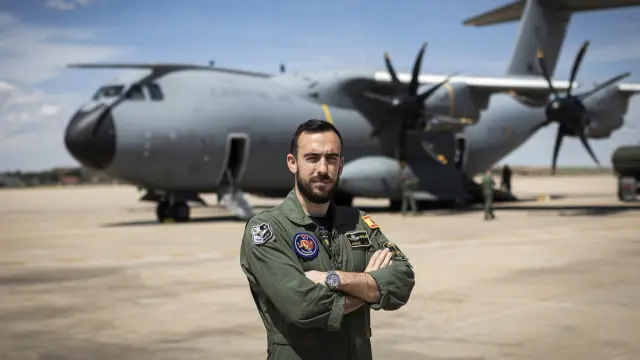 El capitán Carlos Miraz, que dirigió el avión A400M en Jartum (Sudán), que rescataron a 104 personas el pasado domingo por la noche, en su llegada ayer a la base de Torrejón de Ardoz.