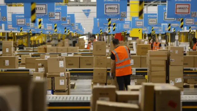Amazon ha inaugurado este lunes el almacén de almacenes que tiene en Plaza tras un mes de rodaje.