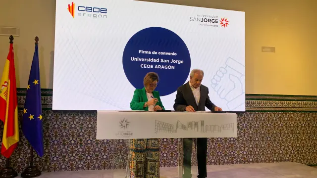 La rectora de la USJ, Berta Sáez, y el presidente de CEOE-Aragón, Miguel Marzo, este martes durante la firma del convenio.