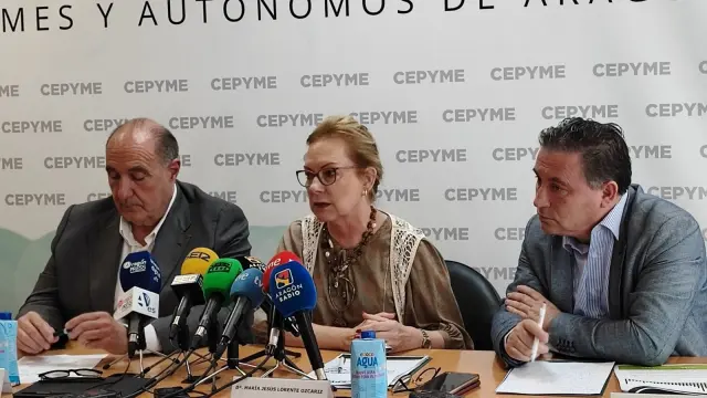 María Jesús Lorente, presidenta de Cepyme Aragón, acompañada por los responsables de la organización empresarial en Huesca y Teruel, Fernando Luna, y Juan Ciércoles.