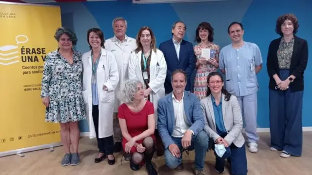 El equipo directivo del Hospital junto a los autores del programa y la escritora Irene Vallejo.