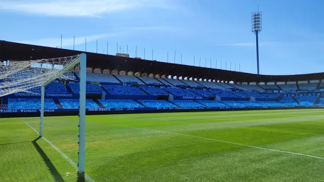 Vista del campo de fútbol de La Romareda desde una de las porterías.