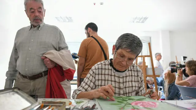 Una de las usuarias del Hogar del Mayor del Picarral, este miércoles durante una a de las actividades de pintura.