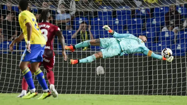 Cristian Álvarez, horizontal sobre el suelo, encima de la raya de gol, evita el tanto de Las Palmas en el minuto 92 del primer partido de liga que acabó 0-0.