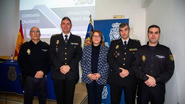Navarro, segundo por la derecha, durante la presentación de una de las operaciones de la Policía Nacional