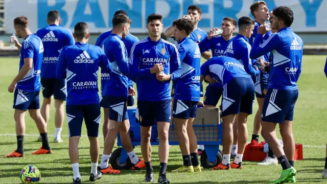 Los jugadores del Real Zaragoza se refrescan durante el entrenamiento en la Ciudad Deportiva.