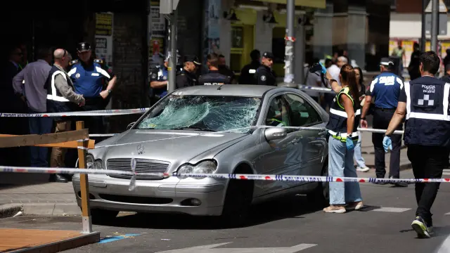 Una agente de la policía nacional toma fotografías del coche con el que han sido atropelladas varias personas, en el Paseo de Extremadura, a 27 de abril de 2023, en Madrid, (España).