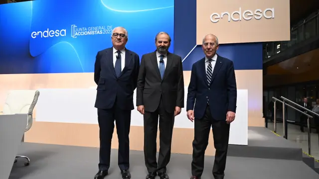 (i-d) José Bogas, consejero delegado de Endesa; Juan Sánchez-Calero, presidente de Endesa; y Francesco Starace, consejero delegado y director general de Enel