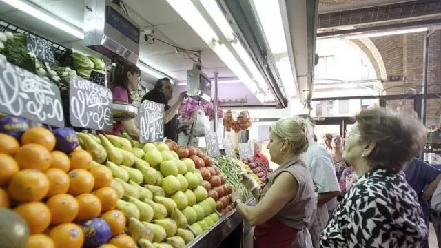 Imagen de archivo de un puesto de frutería en el Mercado Central de Zaragoza