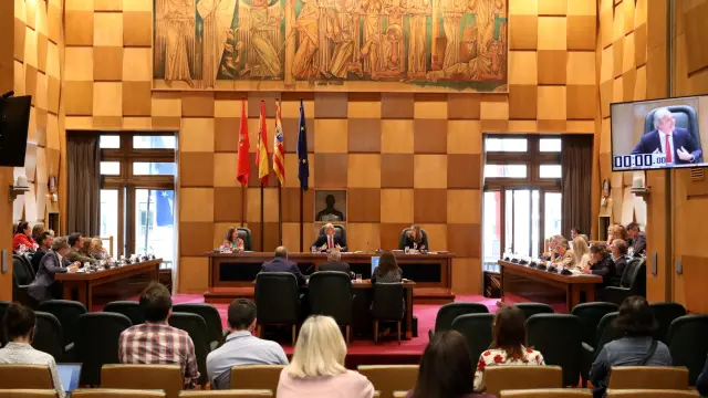 El salón de plenos del Ayuntamiento de Zaragoza, durante la sesión de este viernes.