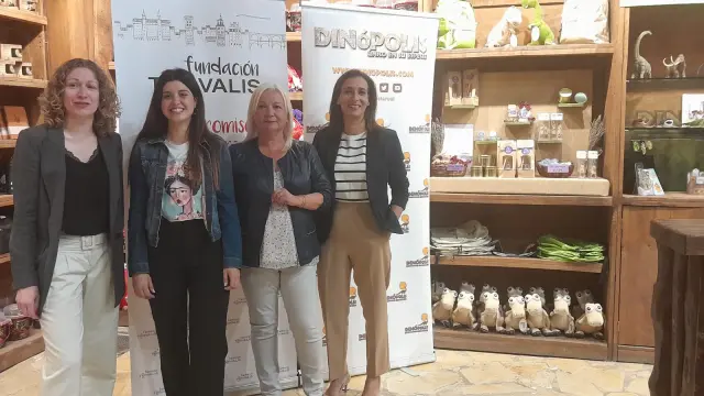 De izquierda a derecha, Julia Martín, Ana Juan, Elena Utrilla e Higinia Navarro, junto a los productos hechos con Lavanda.