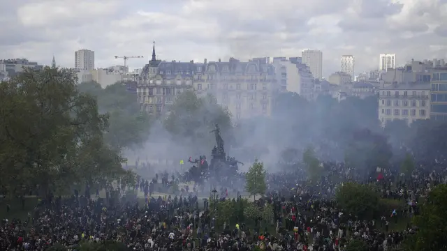 Francia, corteo Primo Maggio a Parigi: scontri a manifestazione contro riforma pensioni