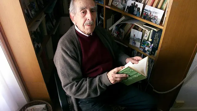 Ildefonso-Manuel Gil, en su casa de la calle Costa en 2001. Dos años antes de su muerte.