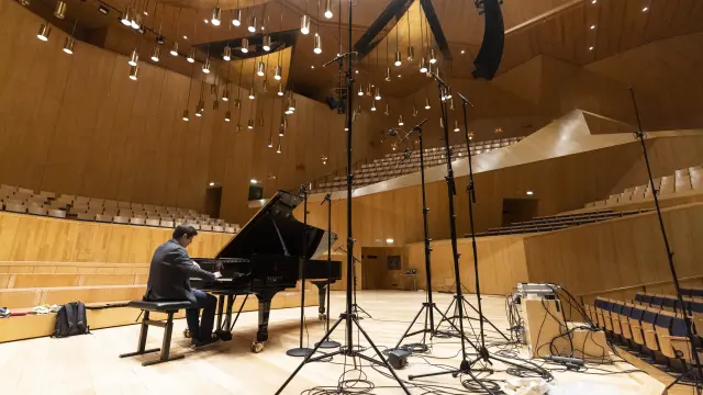 Javier Perianes, este miércoles, durante la grabación del disco en la sala Mozart del Auditorio de Zaragoza.