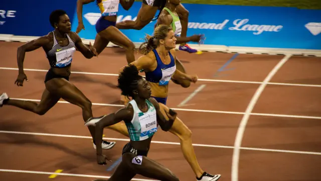 Tori Bowie, en el centro abajo, durante su participación en Rio 2016.