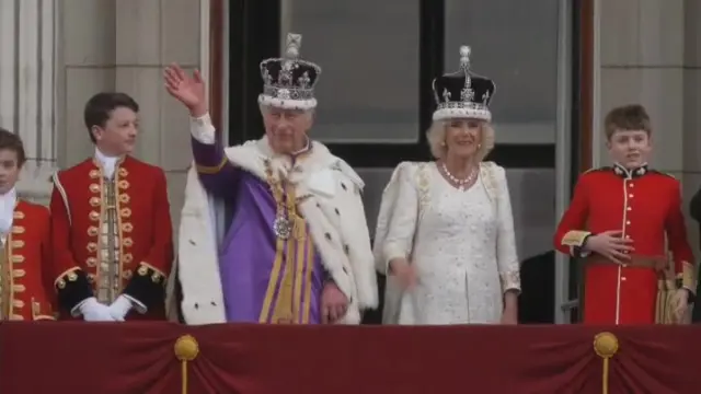 La familia real británica, sin Harry, se une a la primera salutación oficial desde el Palacio.