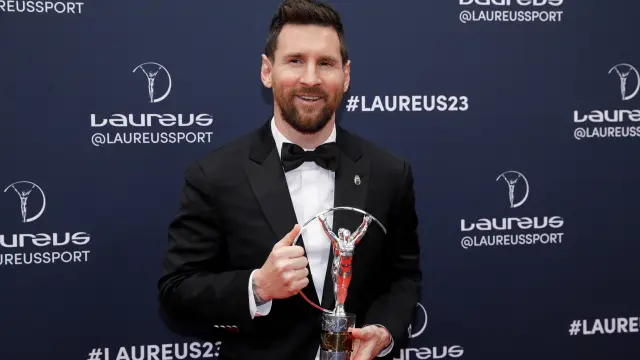 El futbolista argentino Lionel Messi posa con el premio Laureus